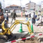 砂場遊びを楽しむ子どもたち