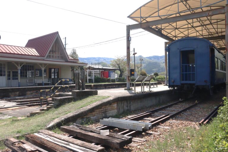 旧吉ケ原駅舎と展示車両=岡山県美咲町で