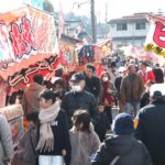 参道に軒を連ねる露店＝岡山県津山市で