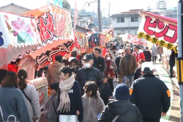 参道に軒を連ねる露店＝岡山県津山市で