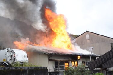 火柱を上げる住宅