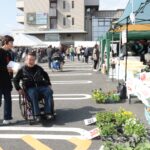 会場を回り、買い物などを楽しむ来場者=岡山県津山市で