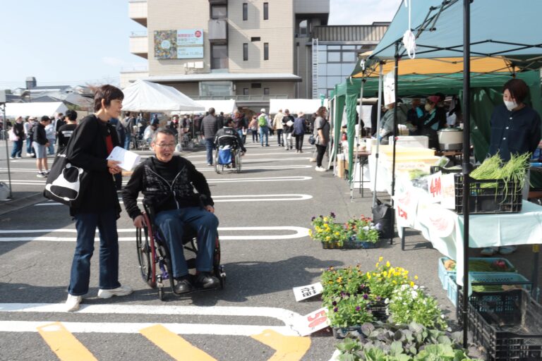 会場を回り、買い物などを楽しむ来場者=岡山県津山市で