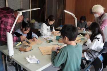 クラフト制作体験を満喫する子どもら=岡山県津山市で