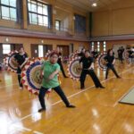 習練し、芸を磨く出演者たち=岡山県鏡野町で