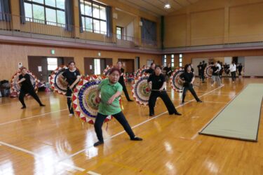 習練し、芸を磨く出演者たち=岡山県鏡野町で