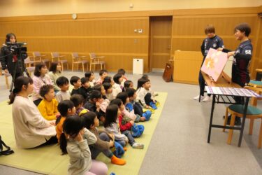 選手の読み聞かせを楽しむ園児たち=岡山県津山市で