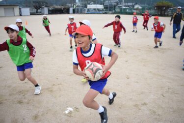 ラグビーを楽しむ児童