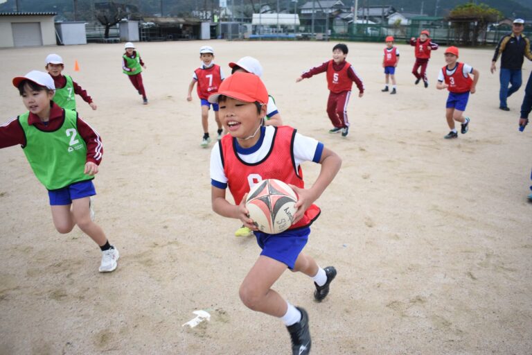 ラグビーを楽しむ児童