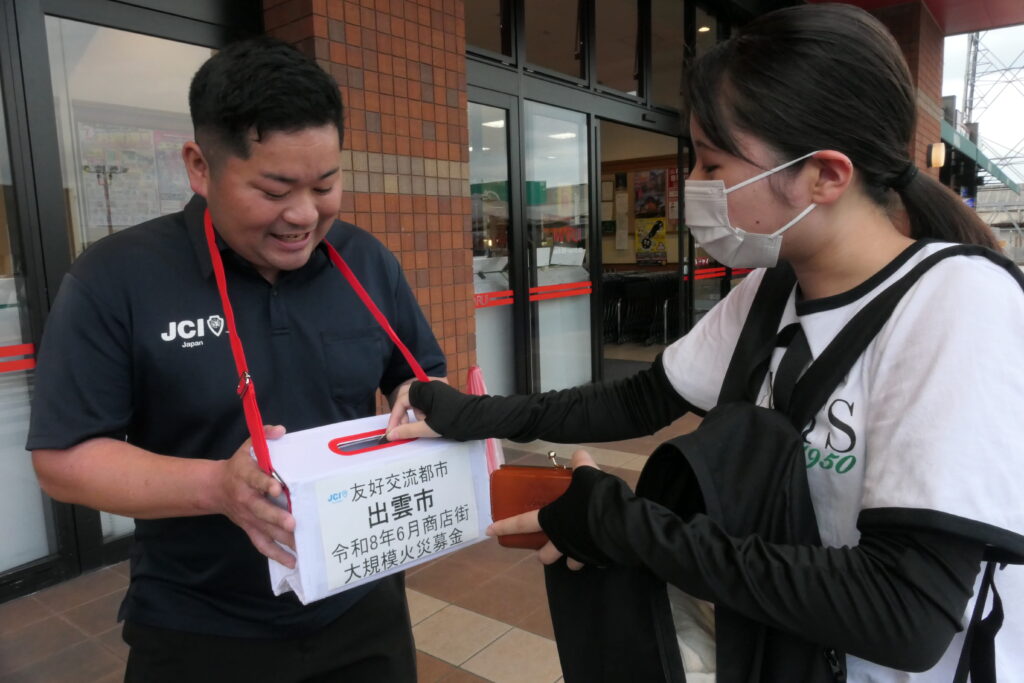復興に役立ててもらおうと募金する買い物客