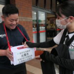 復興に役立ててもらおうと募金する買い物客