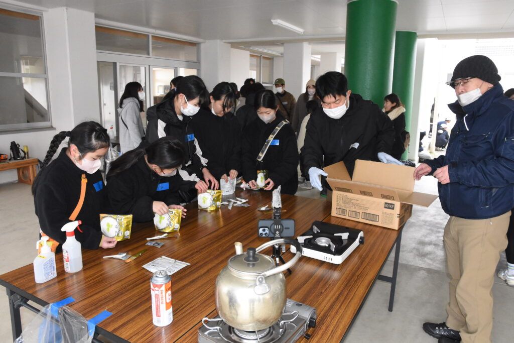 アルファ化米を準備する子どもたち