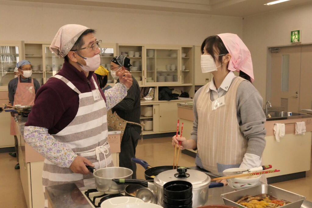 会話をしながら親睦深める高校生と受講生