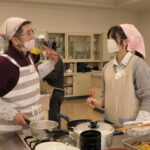 会話をしながら親睦深める高校生と受講生