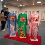 感性光る作品に見入る来場者=岡山県津山市で