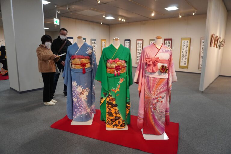 感性光る作品に見入る来場者=岡山県津山市で