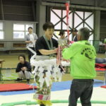 優勝トロフィーを受け取る光岡さん