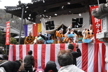 盛大に行われた石山寺の豆まき=岡山県津山市で