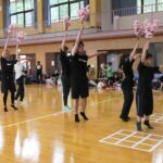稽古に励む若手の踊り子たち
