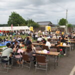 ほたる祭りを楽しむ住民ら＝岡山県奈義町で