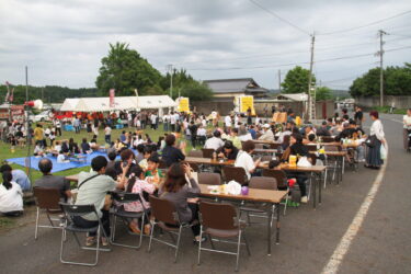 ほたる祭りを楽しむ住民ら＝岡山県奈義町で