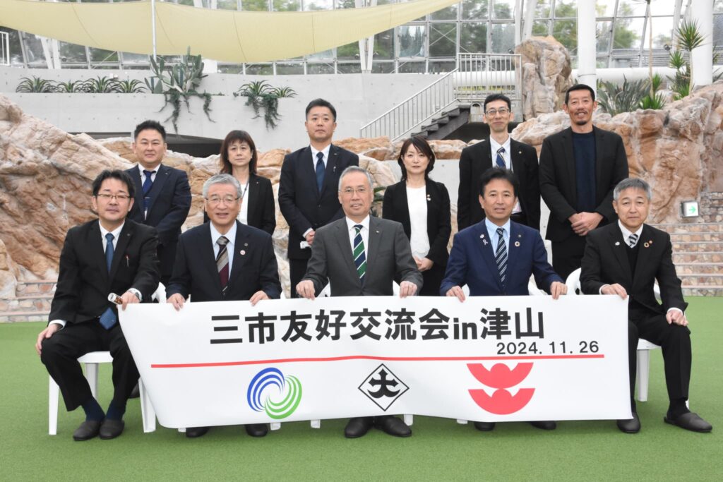 三市友好交流会 in 津山の記念撮影＝グローブスポーツドームで