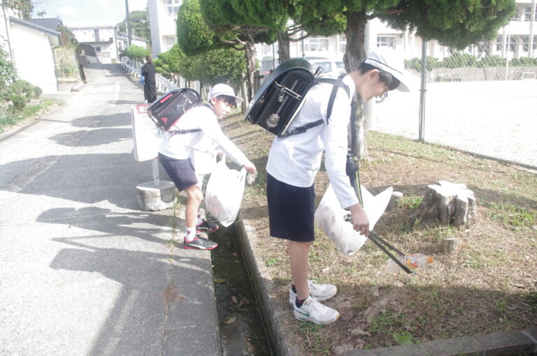 ごみ拾いに励む参加者=岡山県津山市で