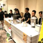 来店客に声かけする生徒たち=岡山県津山市で
