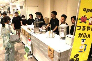 来店客に声かけする生徒たち=岡山県津山市で