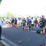 香川県土庄町への出発式に臨む津山の子どもたち=岡山県津山市で