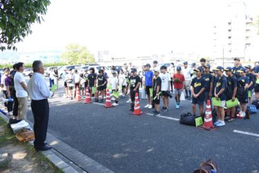 香川県土庄町への出発式に臨む津山の子どもたち=岡山県津山市で