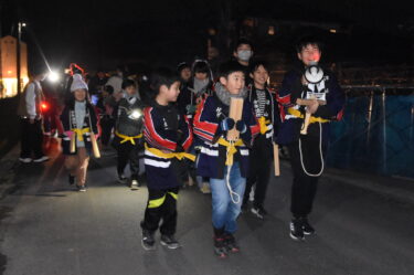 元気よく「火の用心」を呼びかける子どもたち=岡山県津山市で