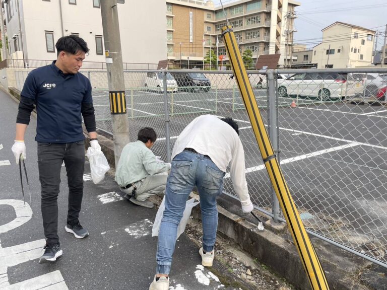 市中心部で清掃活動する津山ＪＣのメンバーら=岡山県津山市で