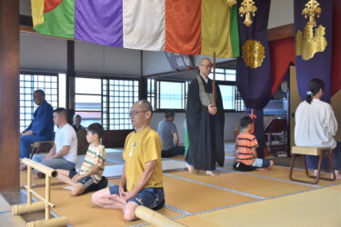 さわやかな空気の中、座禅に取り組む参加者=岡山県津山市で