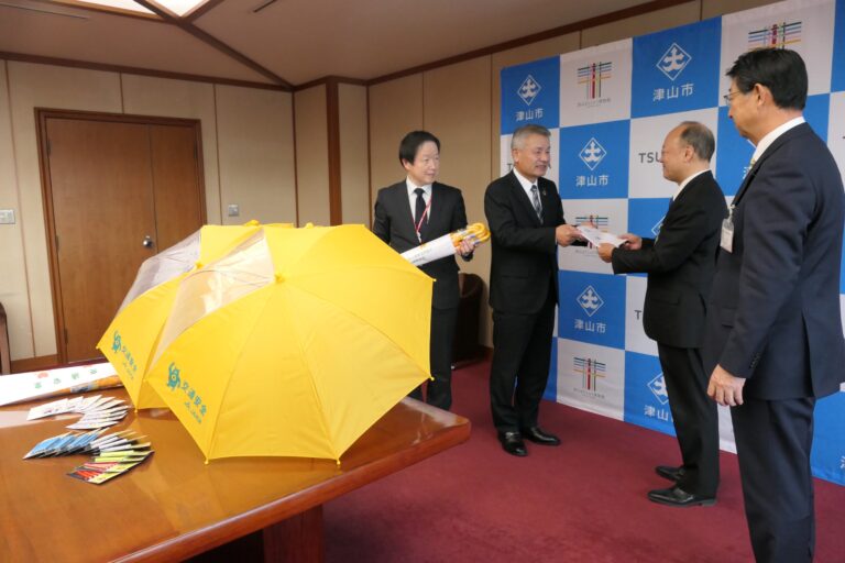 目録を手渡すJA晴れの国岡山の職員=岡山県津山市で