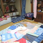 ずらりと並ぶさまざまな染め物