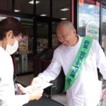 薬の適正利用を呼びかける協会会員=岡山県津山市で