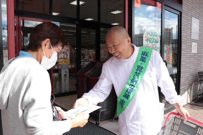 薬の適正利用を呼びかける協会会員=岡山県津山市で