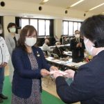 津山市民生児童委員連合協議会子ども食堂に支援金贈る