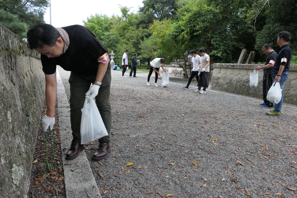 中山神社で落ち葉を拾う委員会メンバー