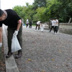 中山神社で落ち葉を拾う委員会メンバー