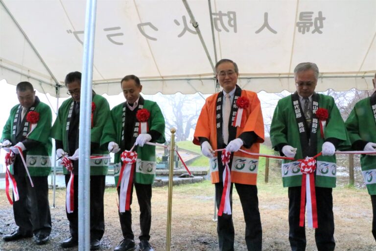 醍醐桜まつり開幕のテープカットをする関係者=岡山県真庭市で