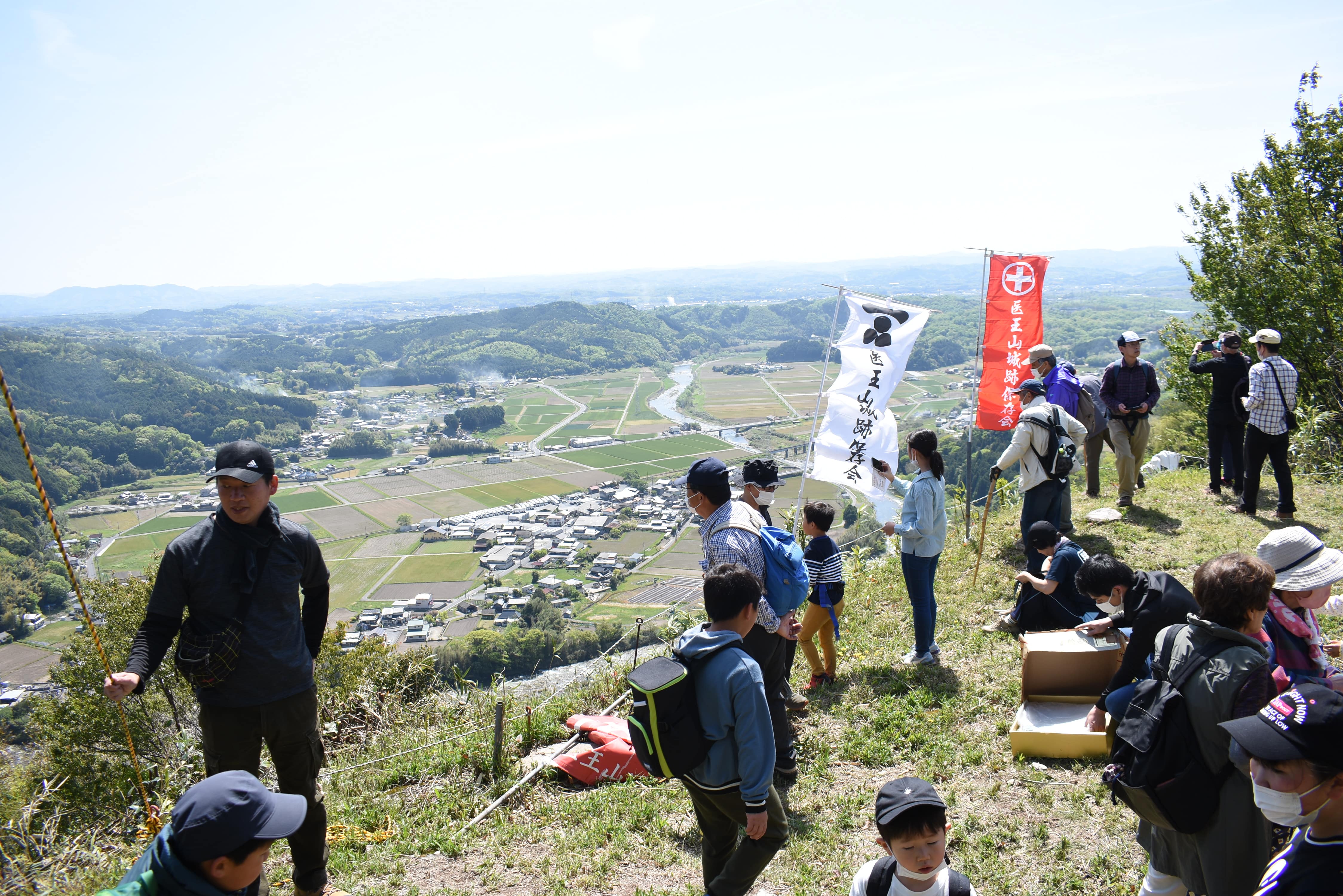 山頂からの眺めを満喫する参加者