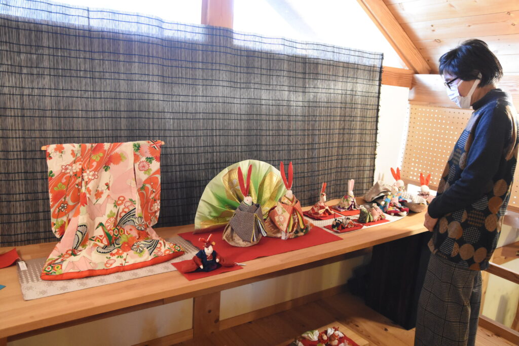 桃の節句と端午の節句の飾りを同時に楽しめる展示会場