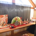 桃の節句と端午の節句の飾りを同時に楽しめる展示会場