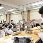 物理の実験の様子を見学する中学生=岡山県津山市で