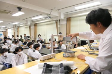 物理の実験の様子を見学する中学生=岡山県津山市で