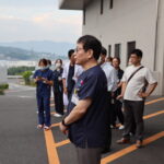 隊員を激励する岡岳文病院長
