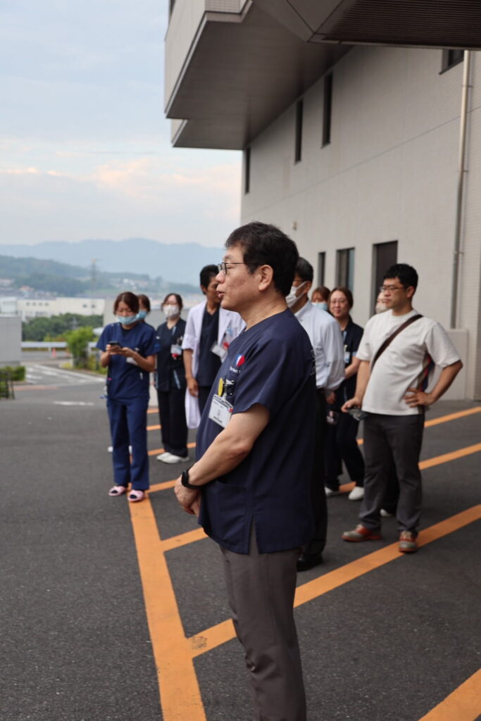 隊員を激励する岡岳文病院長