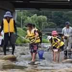 川の中で生き物を捕まえる子どもたち＝岡山県津山市＝